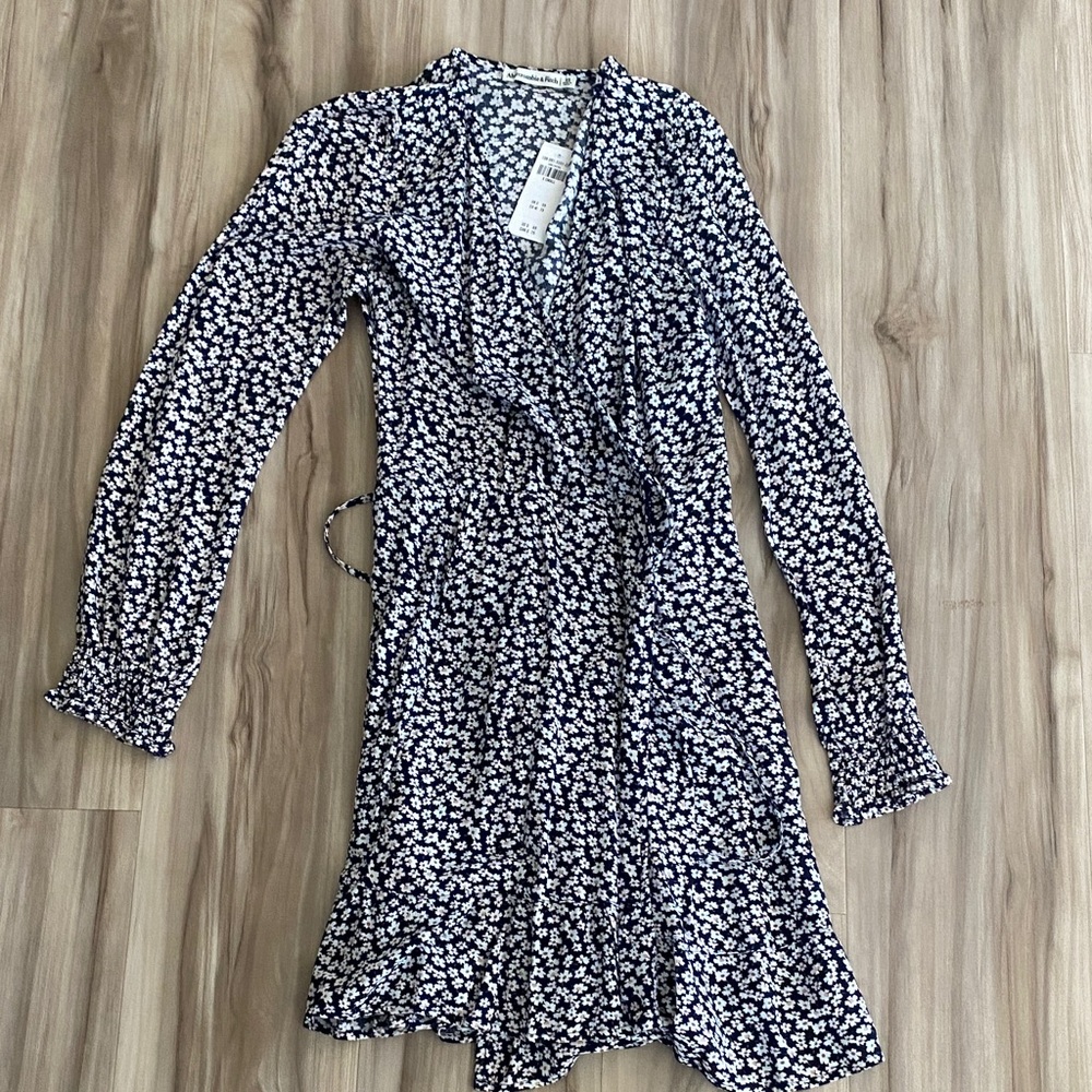 NWT XS Abercrombie & Fitch Navy Floral Long Sleeve Wrap Dress